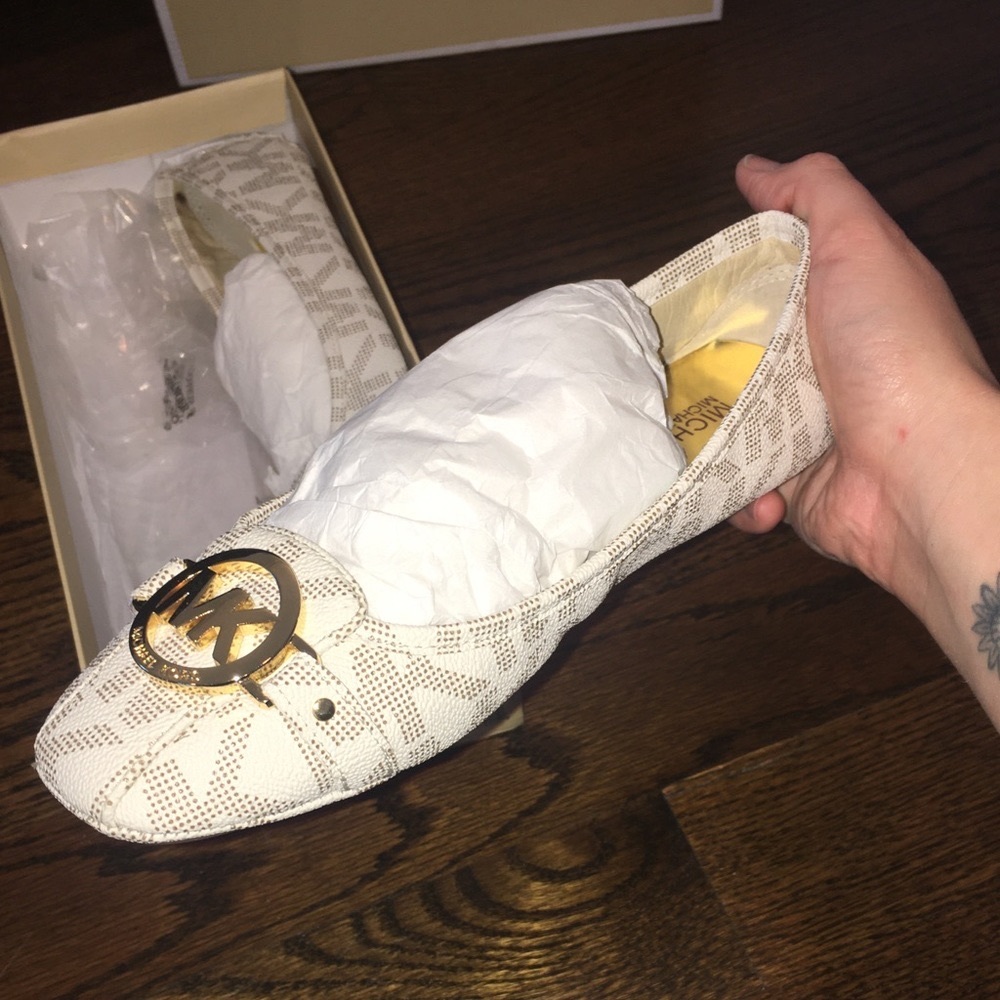 *NEW* Michael Kors cream and gold printed flat